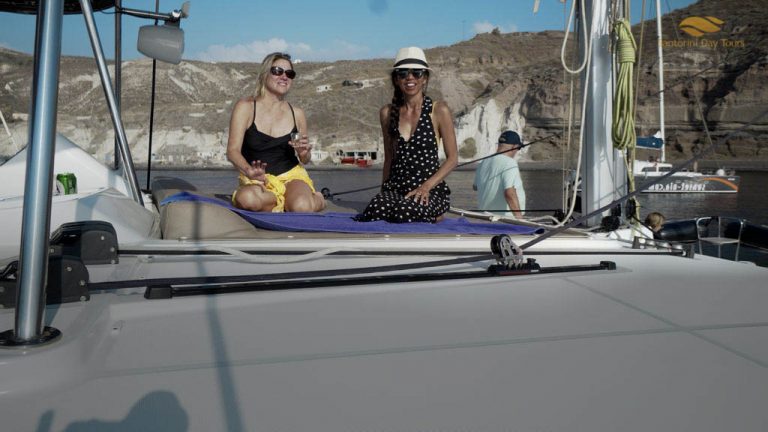 Santorini Sunset Cruise with Catamaran and Greek Dinner