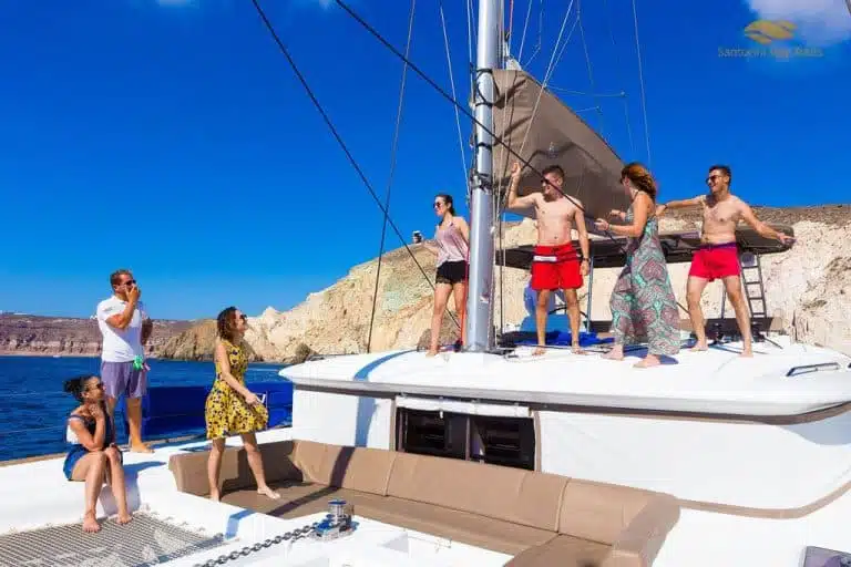 Santorini Sunset Cruise with Catamaran and Greek Dinner