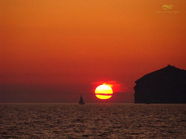 Santorini 360 Experience: Private Santorini Tour with Sunset Catamaran Cruise