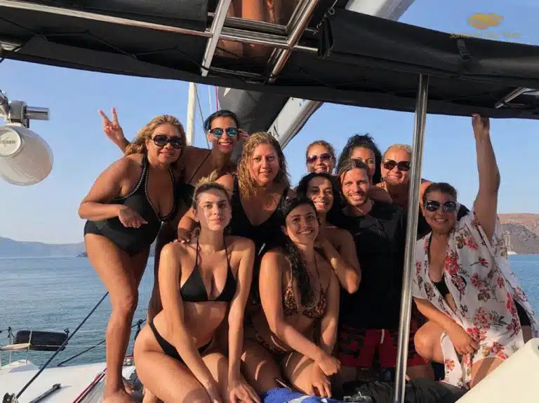 Santorini Sunset Cruise with Catamaran and Greek Dinner