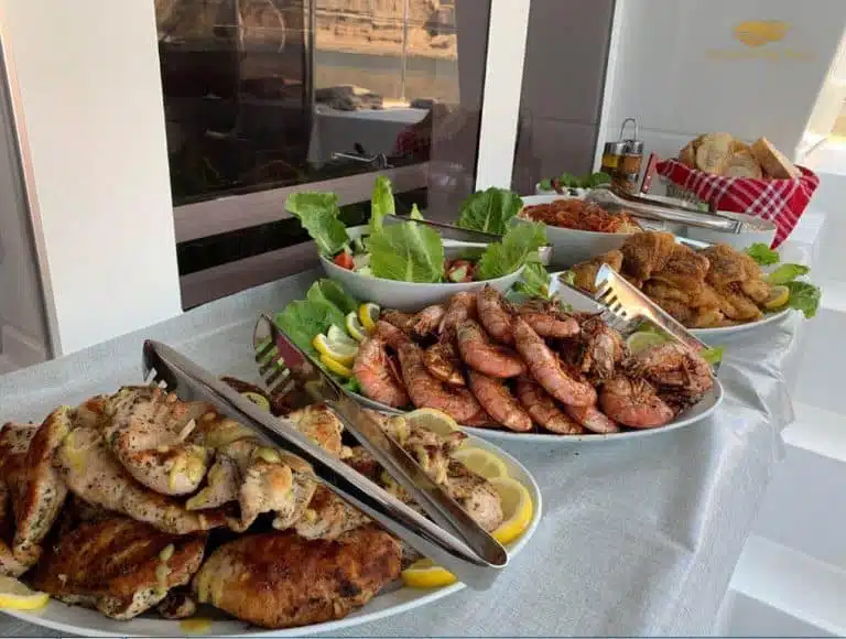 Santorini Sunset Cruise with Catamaran and Greek Dinner
