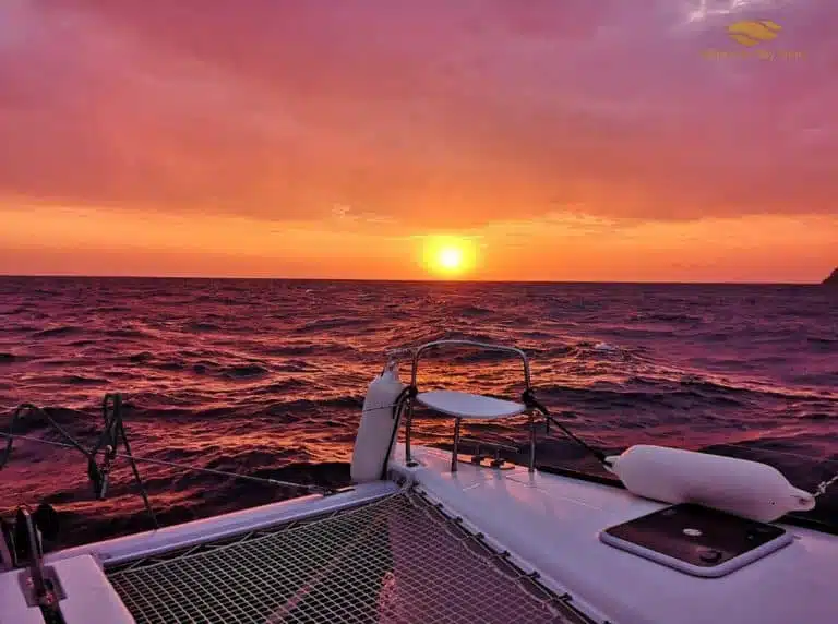Santorini Sunset Cruise with Catamaran and Greek Dinner