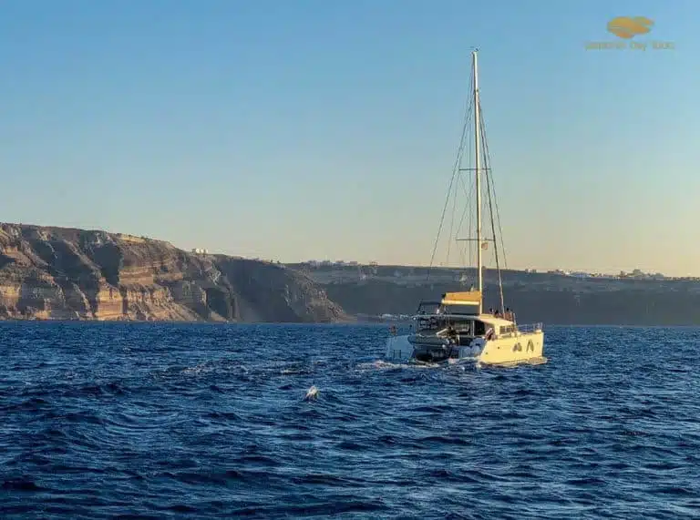 Santorini Sunset Cruise with Catamaran and Greek Dinner